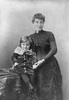 Titre original&nbsp;:  Lady Lougheed and little boy. Photographer/Illustrator: Notman, William and Son, Montreal, Quebec. Image courtesy of Glenbow Museum, Calgary, Alberta.
