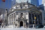 Titre original&nbsp;:  Bank of Montreal, built in 1886, northwest corner of Yonge Street and Front Street, Toronto. Now the home of the Hockey Hall of Fame. Wikimedia Commons, image posted by SimonP, April 2005. Used under CC BY-SA 3.0. 
