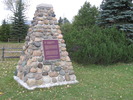 Titre original&nbsp;:  Français : Cairn en pierre avec une plaque marquant le lieu historique national du du Canada Glengarry-Landing à Edenvale, Ontario. L'emplacement est près de la jonction de la rivière Nottawasaga et de Marl Creek, où en 1814 le Glengarry Light Infantry Fencibles, sous la commande de Lieutenant-colonel Robert McDouall, a construit une flottille de navires en vue de secourir la garnison britannique du fort Michilimackinac en mai 1814 et de capturer ensuite, en juillet, Prairie du Chien sur le Mississippi, pendant la guerre anglo-américaine de 1812.

English: Stone cairn with a plaque marking the location of the Glengarry Landing National Historic Site of Canada in Edenvale, Ontario. The site is near the junction of the Nottawasaga River and Marl Creek, where in 1814 the Glengarry Light Infantry Fencibles, under the command of Lieutenant-Colonel Robert McDouall, constructed a flotilla of boats to relieve the British garrison at Fort Michilimackinac and to effect the subsequent capture of Prairie du Chien during the War of 1812. 
