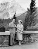 Titre original&nbsp;:    This is an image of Queen Elizabeth (the Queen Mother) and Canadian Prime Minister William Lyon Mackenzie King in Banff taken in 1939. It is from the National Archives of Canada which lists its copyright as expired

This image is available from Library and Archives Canada under the reproduction reference number PA-802277 and under the MIKAN ID number 3237799 This tag does not indicate the copyright status of the attached work. A normal copyright tag is still required. See Commons:Licensing for more information. Library and Archives Canada does not allow free use of its copyrighted works. See Category:Images from Library and Archives Canada.



