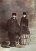Titre original&nbsp;:  Photograph Mr. & Mrs. Charles Fleetford Sise and their dog, Montreal, QC, 1884 William Notman & Son 1864, 19th century Silver salts on paper - Albumen process 13.9 x 9.8 cm II-72261.1 © McCord Museum Description Keywords:  couple (556) , Photograph (77678) , portrait (53878)