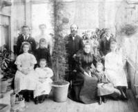 Titre original&nbsp;:  Charles Edward Redfern and family [ca. 1894]. Source: RBCM Archives 