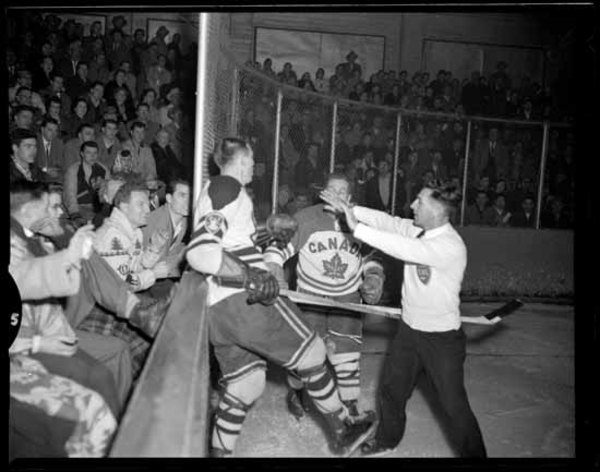 Titre original&nbsp;:  Archives Photos of the Day: Hockey &raquo; Vancouver Blog Miss604